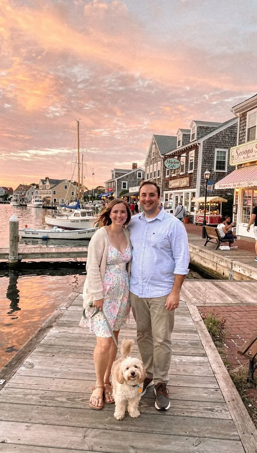 Собака на пляже, наслаждающаяся солнечным днем.